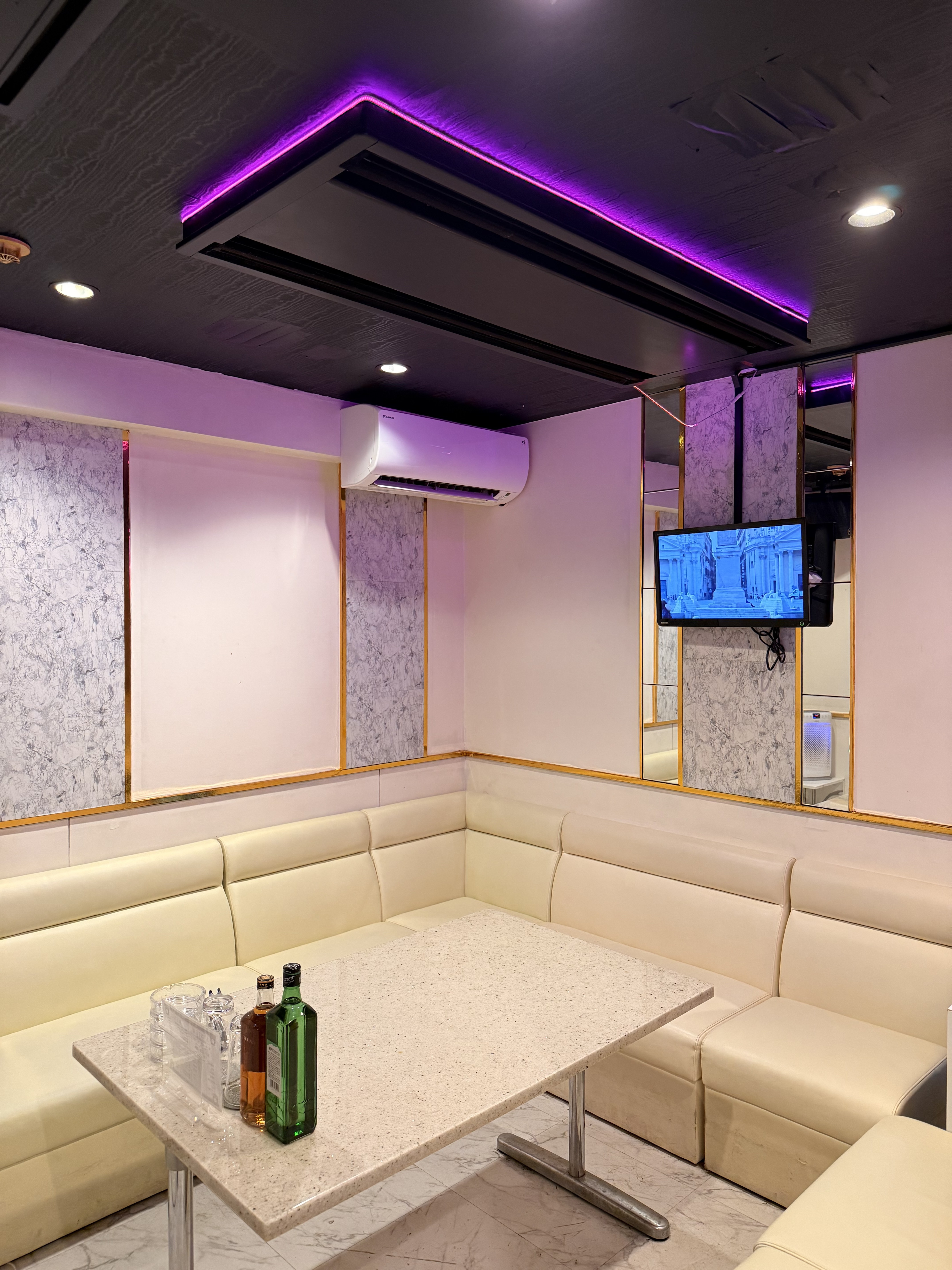 パイ（乳）ターズ店内 1