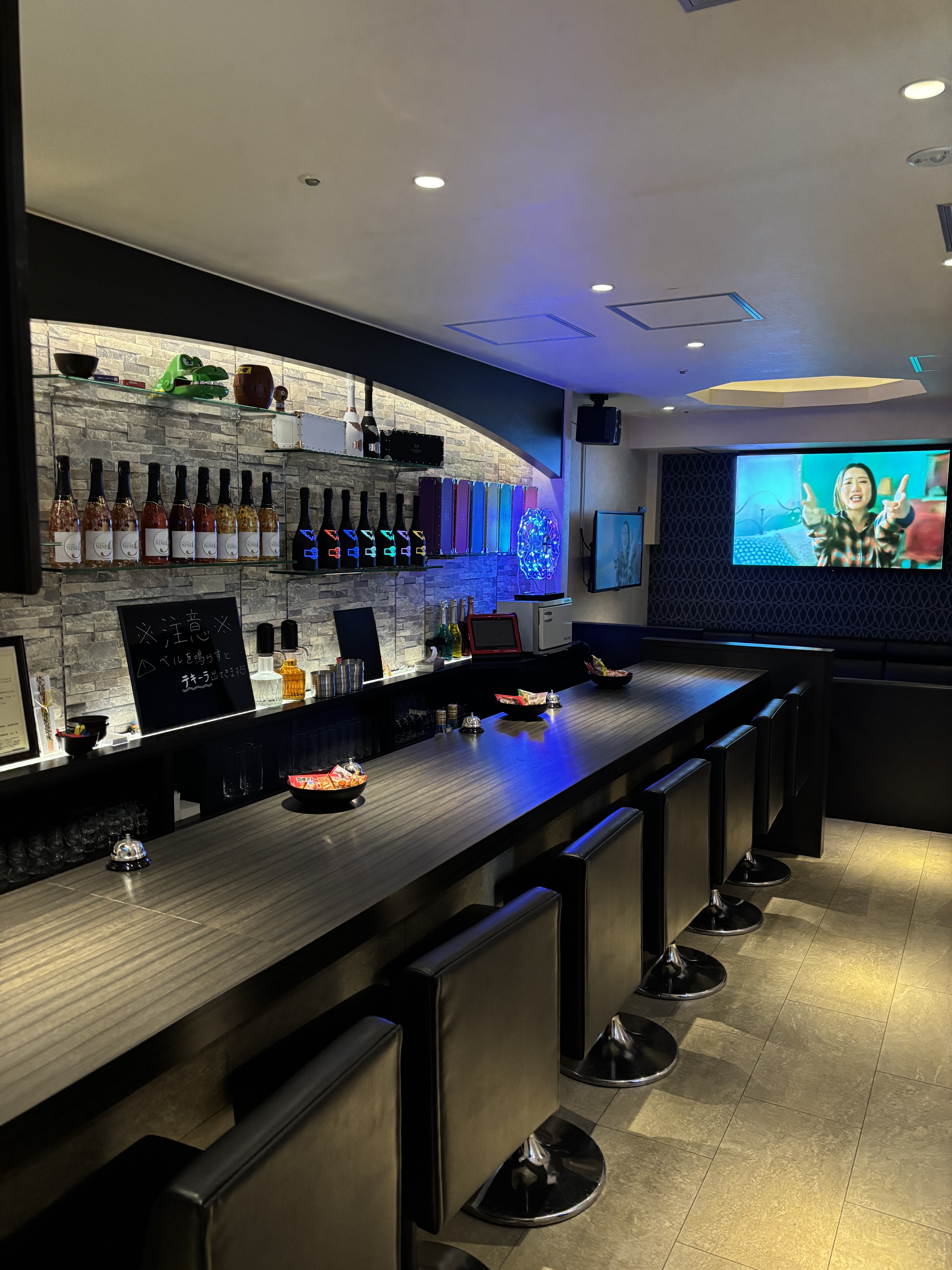 ガールズバー ナイン店内 1